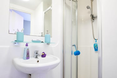 Bronze En Suite at Europa, 190 Erskine Street, City Centre, Liverpool, L61AL - Image 3